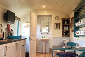 Fridge, oven, stovetop, coffee/tea maker