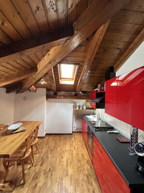 Fridge, oven, stovetop, coffee/tea maker