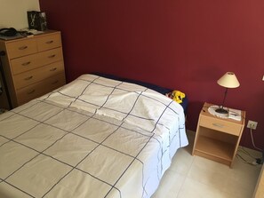 3 عدّة غرف نوم ومكواة/لوح كي وواي فاي وملاءات أسرّة