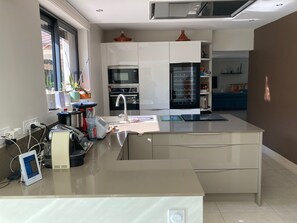 ثلاجة، ميكروويف، فرن، موقد طهي مسطح