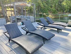 Outdoor dining - Cozy Pet Friendly Cottage, 2 story Deep Water Dock - bring your boat! (Fair Play)