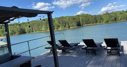 Cozy Pet Friendly Cottage, 2 story Deep Water Dock - bring your boat!