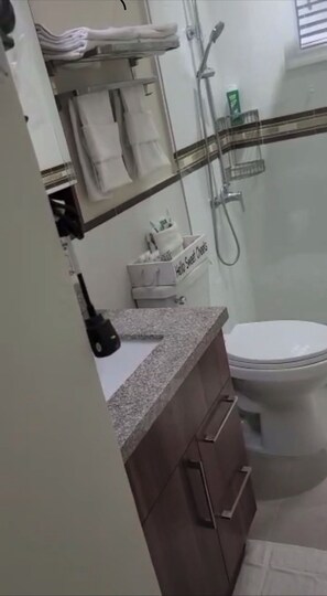 Duschwanne, Haartrockner, Bidet, Handtücher