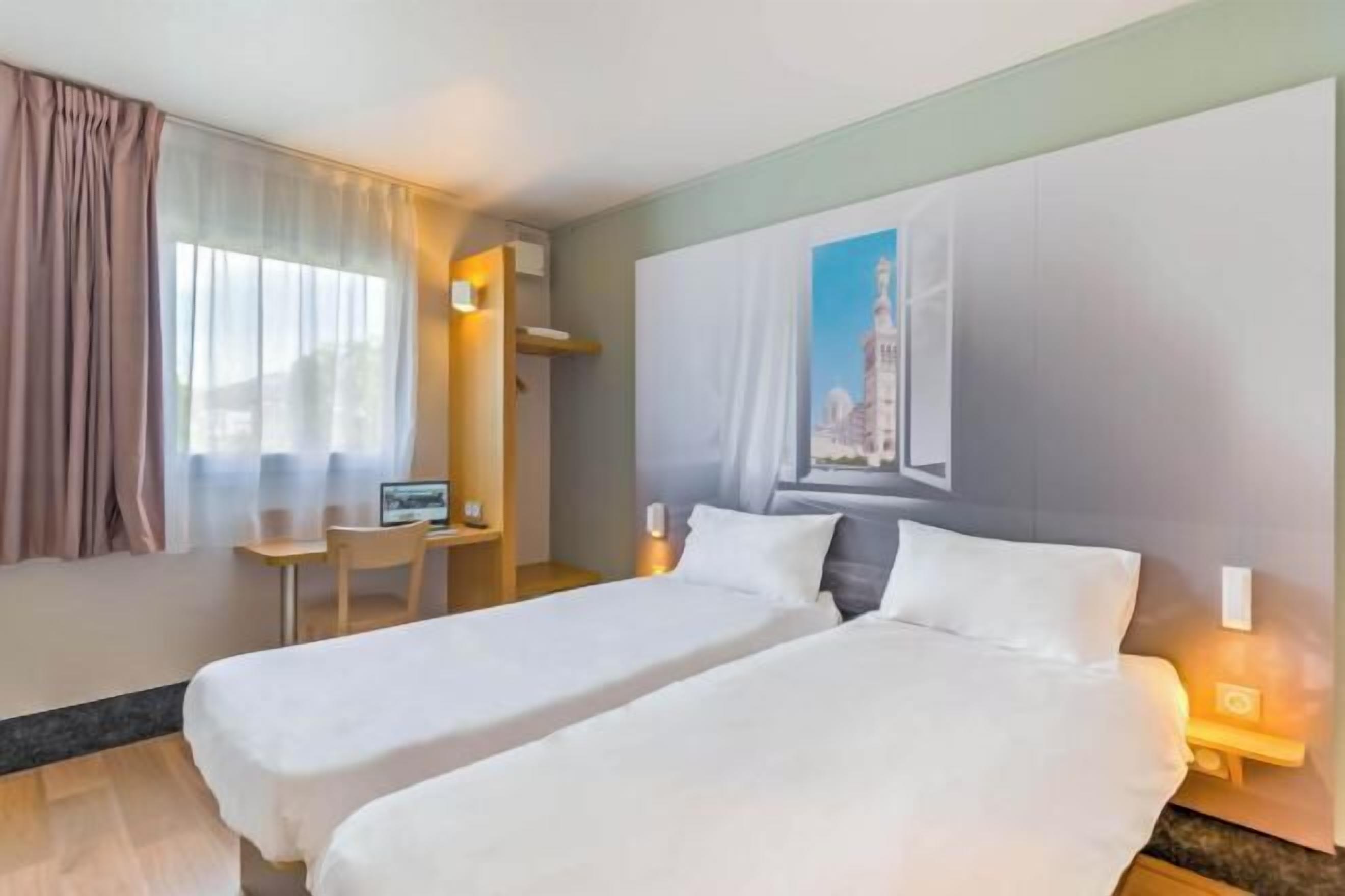 Escritorio, sistema de insonorización, wifi gratis y ropa de cama 