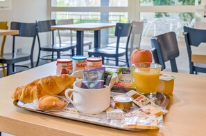 Petit déjeuner buffet servi tous les jours en supplément