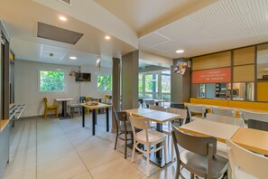 Desayuno buffet todos los días (con cargo)
