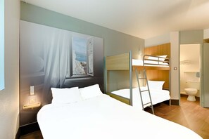 Quarto quádruplo | Escrivaninha, quartos à prova de som, Wi-Fi de cortesia, roupa de cama