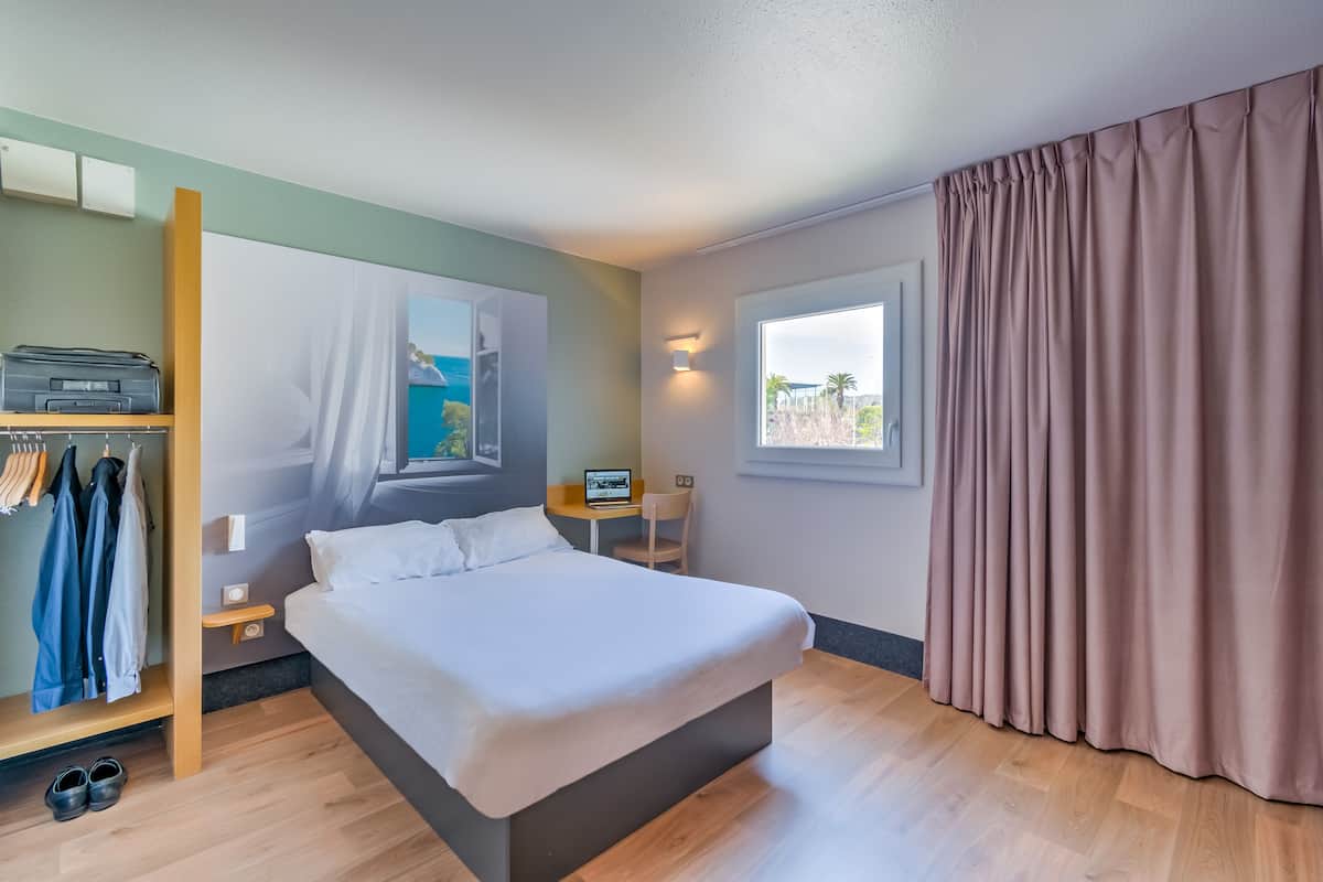 Double Room, Mobility Accessible | Desk, soundproofing, free WiFi, bed sheets