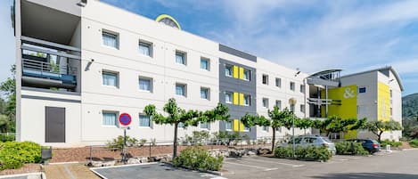 Mặt tiền nơi lưu trú