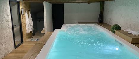 Alberca techada y alberca climatizada