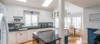 CASA SERENDIPITY - 7BD & 4.5BA - Sleeps 16 - Steps from the Beach! *Dog Friendly*