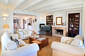 Televisie, een open haard en een dvd-speler