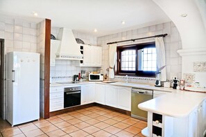 Een koelkast, een microgolfoven, een oven, een vaatwasser