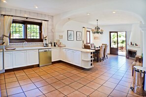 Een koelkast, een microgolfoven, een oven, een vaatwasser