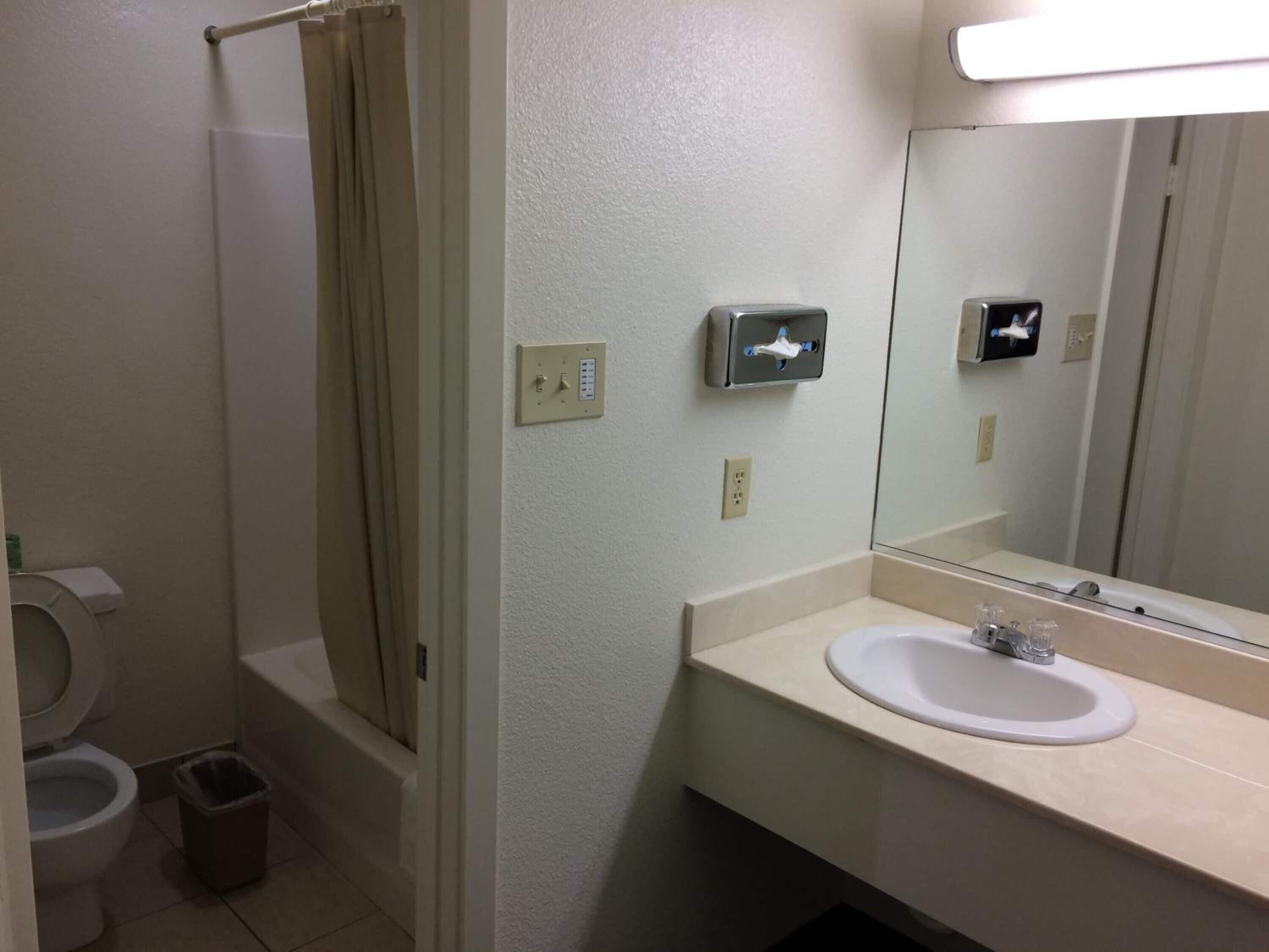 combined shower/bathtub, towels