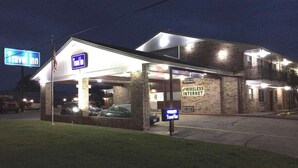 A Travel Inn with a sign indicating wireless internet. - Travel Inn & Suites (Atlanta)