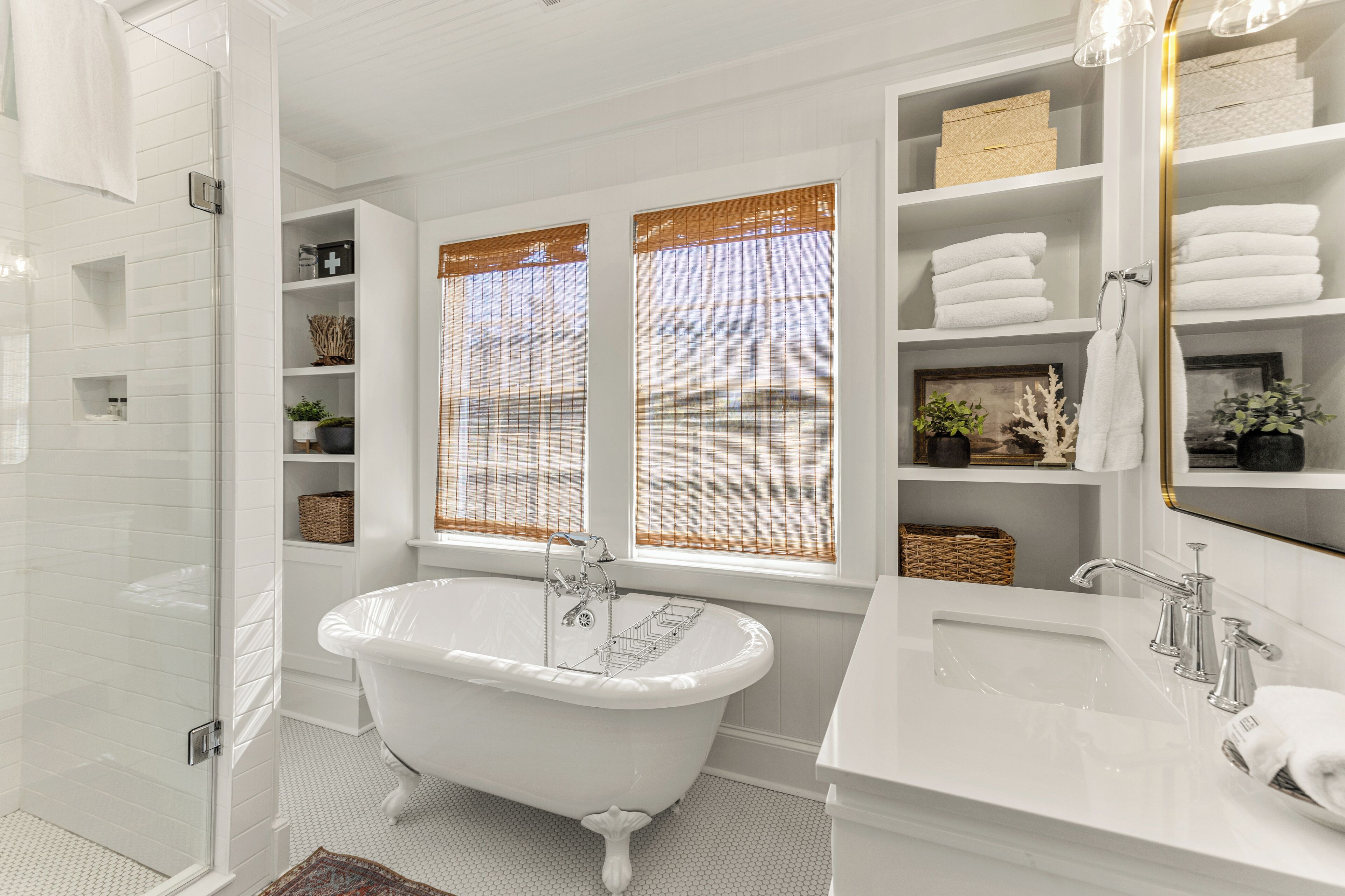 Combined shower/bathtub, towels