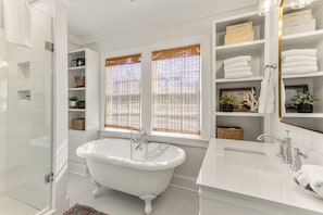 Combined shower/tub, towels