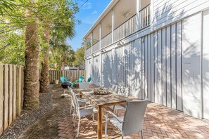 Outdoor dining - Beach Therapy: Stylish Cottage with Private Courtyard, Wrap-Around Porches, and Modern Decor. (Tybee Island)