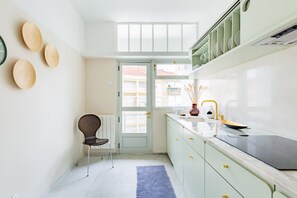 Kjøleskap, mikrobølgeovn, kokeplater og oppvaskmaskin