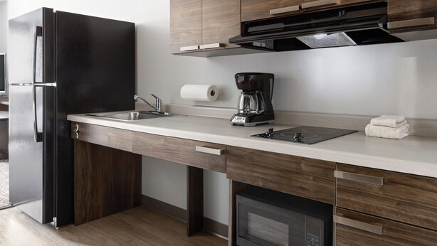 Coffee/tea maker, full-size fridge, microwave, stovetop - My Place Hotel - Midland (Midland)