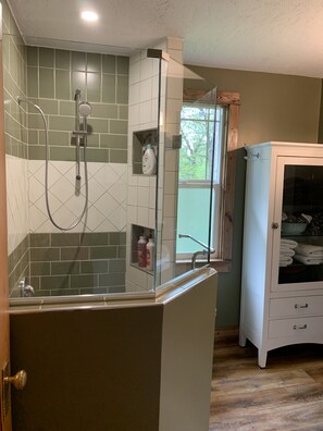 Shower, hair dryer, towels, soap - Centrally located for all your activities! (Colville)