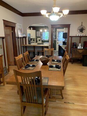 Dining - Centrally located for all your activities! (Colville)