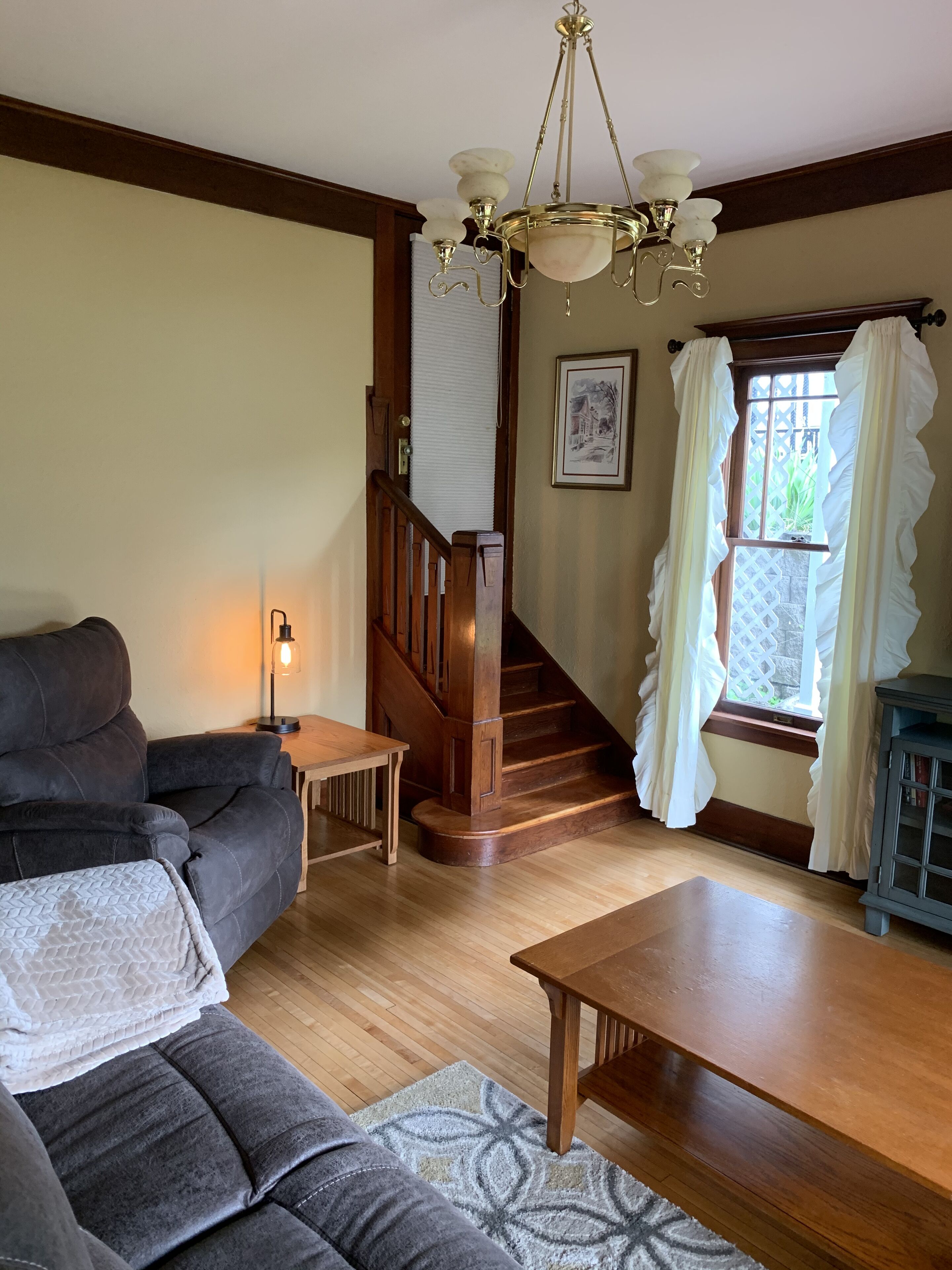 Smart-TV, peis, DVD-spiller og bøker