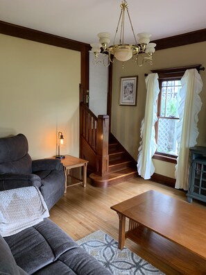 Smart TV, fireplace, DVD player, books - Centrally located for all your activities! (Colville)