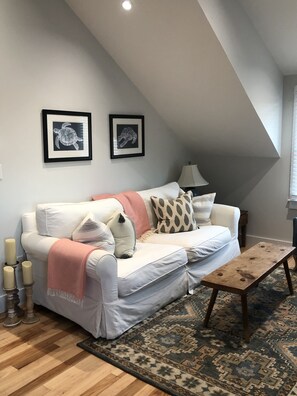 Smart TV, DVD player, books - Wonderful Mid Island Gem (Nantucket)