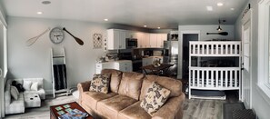 Smart-TV, DVD-Player, Bücher, Stereoanlage