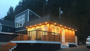 A two-story house with a balcony, a staircase, and a driveway. - Dreamlike Lakefront Cabin on Lake Sutherland (Port Angeles)