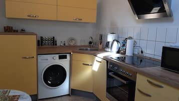 Kühlschrank, Mikrowelle, Herdplatte, Geschirrspüler