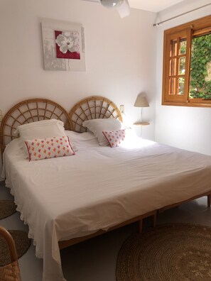 2 chambres, fer et planche à repasser, Wi-Fi, draps fournis