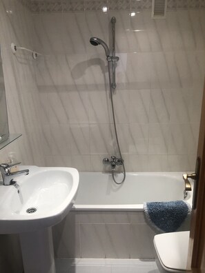 Ensemble douche/baignoire, sèche-cheveux, serviettes fournies, savon