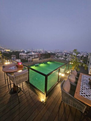 حمام سباحة على السطح