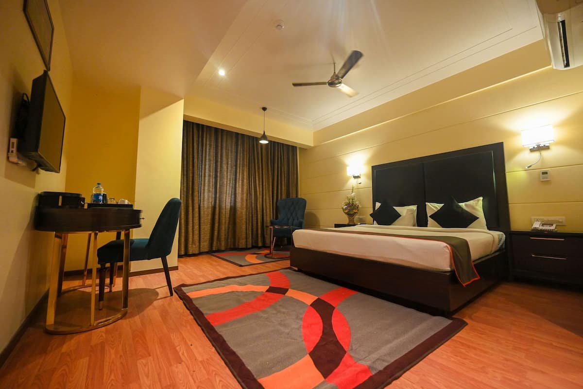 Standard Room, 1 Double Bed, Non Smoking (Pillow-top Mattress) | Premium bedding, minibar, in-room safe, desk