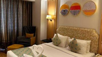 Suite, 1 King Bed, Accessible, Smoking (Efficiency) | Premium bedding, minibar, in-room safe, desk