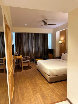 Suite, 1 cama de matrimonio grande, accesible para personas con discapacidad, fumadores (Efficiency) | Ropa de cama de alta calidad, minibar, caja fuerte y escritorio