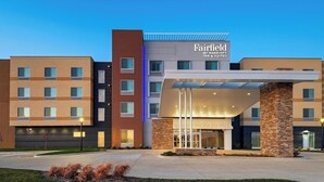 A modern hotel with a prominent entrance, multiple floors, and a well-lit facade. - Fairfield Inn & Suites by Marriott Oskaloosa (Oskaloosa)