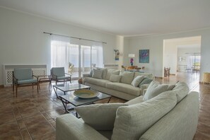 Fernseher, Kamin, Tischtennisplatte