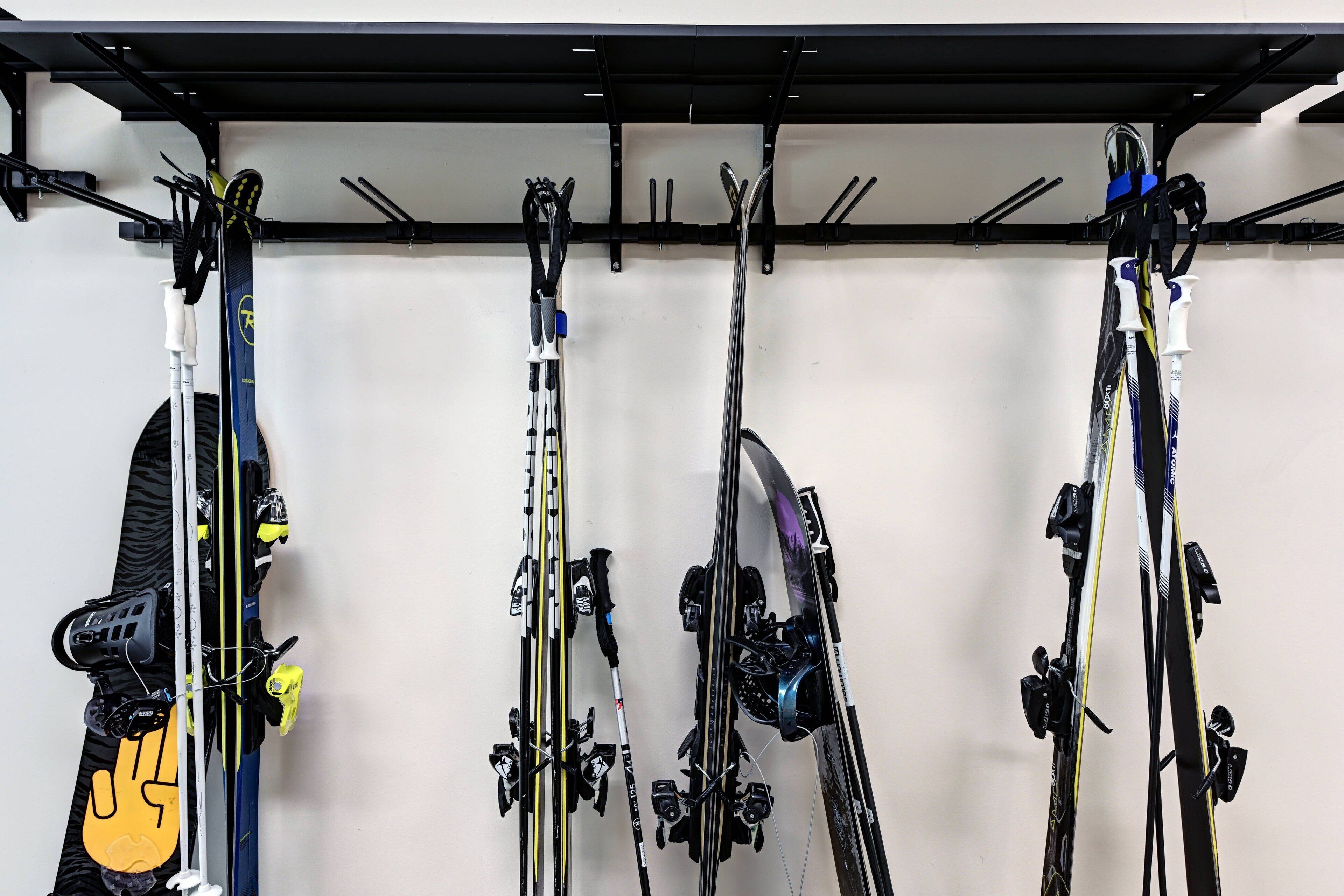 Un porte-skis mural conçu pour accueillir plusieurs paires de skis et des bâtons de ski.