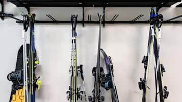 Un porte-skis mural conçu pour accueillir plusieurs paires de skis et des bâtons de ski.