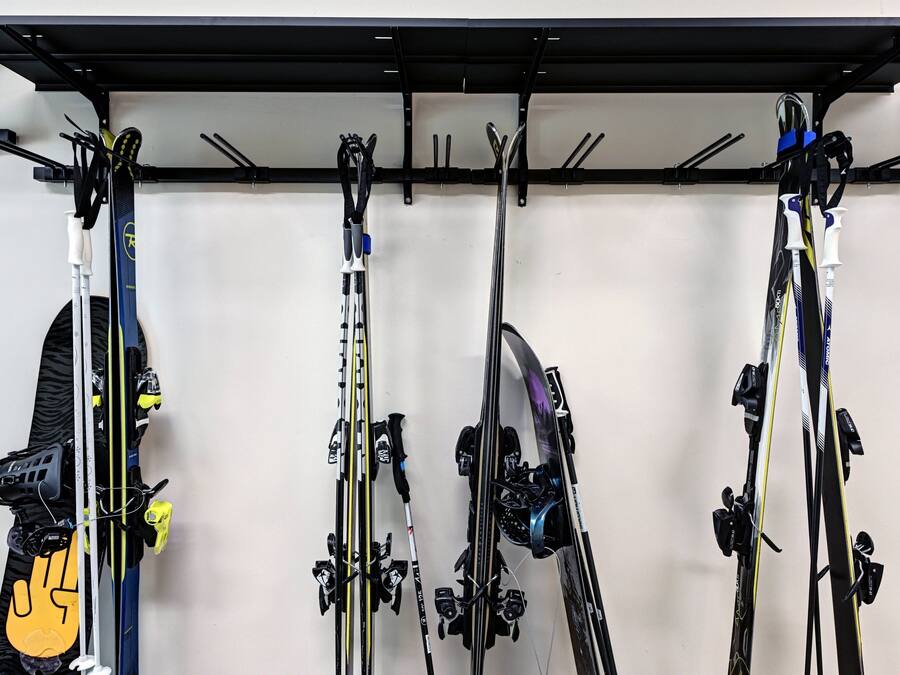 Un porte-skis mural conçu pour accueillir plusieurs paires de skis et des bâtons de ski.