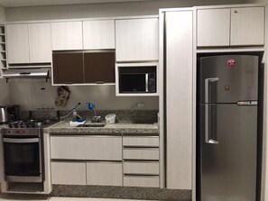 Micro-ondas, fogão, cafeteira/chaleira, torradeira