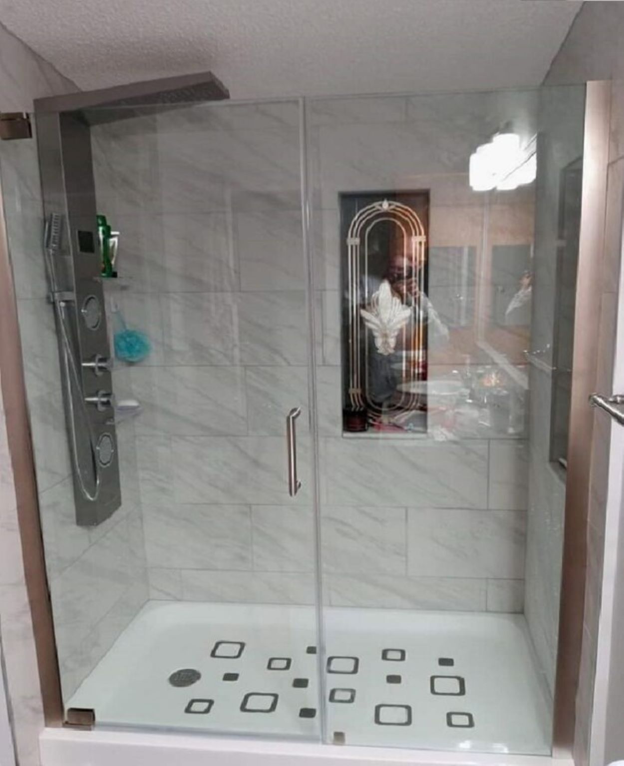 Combined shower/tub, hair dryer, towels