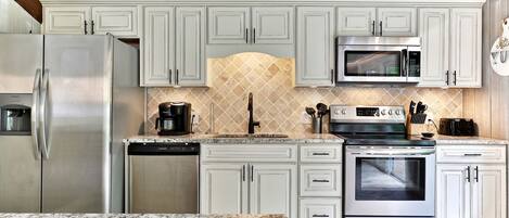 Refrigerador, microondas, horno y parrilla de estufa