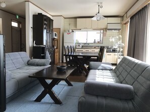 TV - A villa in the forest in Minami Karuizawa.Close to golf course.Great view from the bay. (甘楽軍下仁田町)