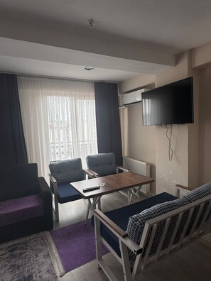 Quarto luxo, 1 cama King | Individualmente mobiliados, escrivaninha, Wi-Fi de cortesia