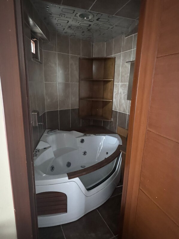 Deluxe Room, 1 King Bed | Bathroom | Free toiletries, hair dryer, slippers, towels